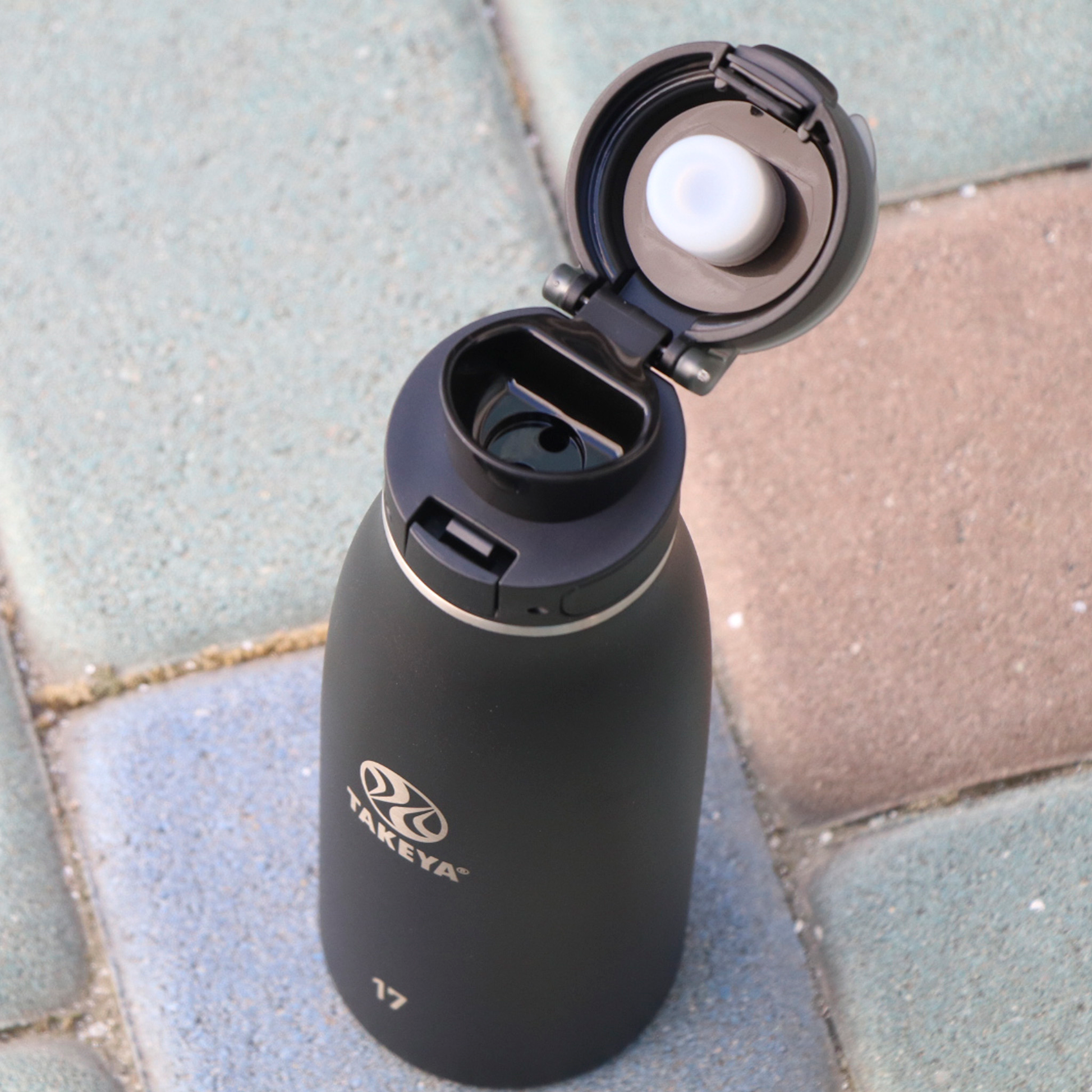 traveler-fliplocktm-lid-d5 96076-R-TravelerLid-Lifestyle-Onyx.png